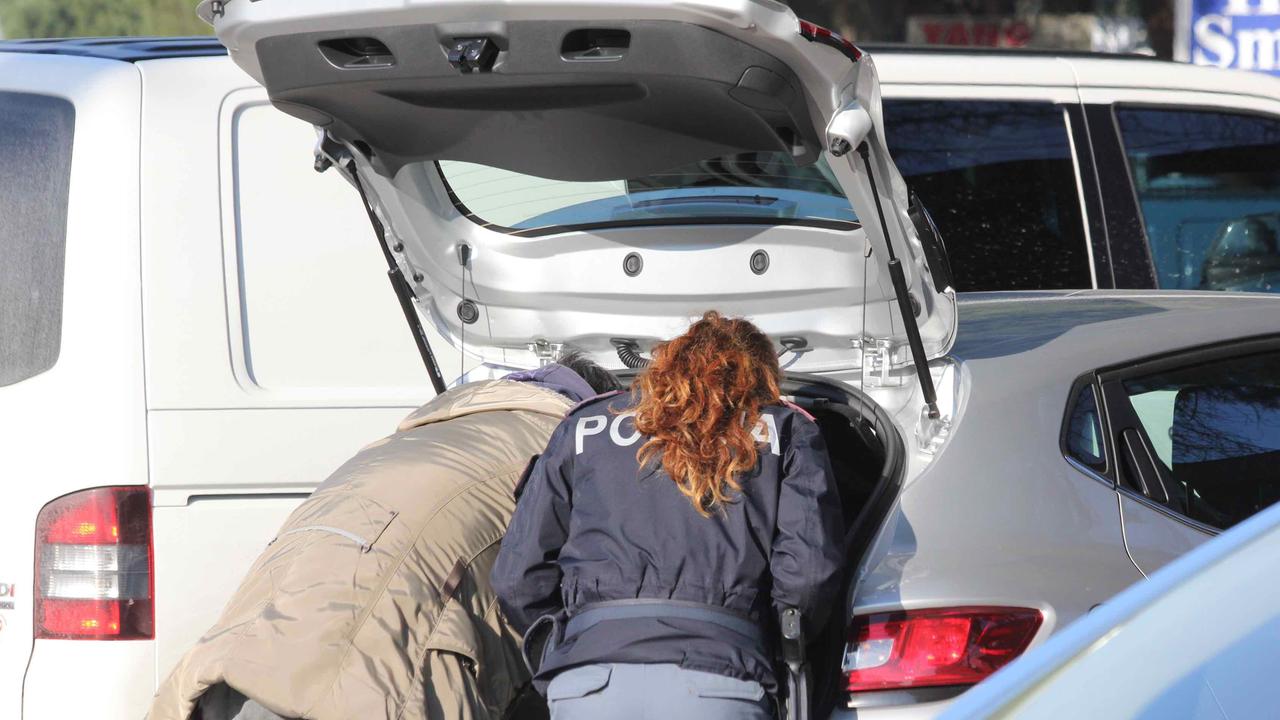 Controlli della polizia su auto e furgoni