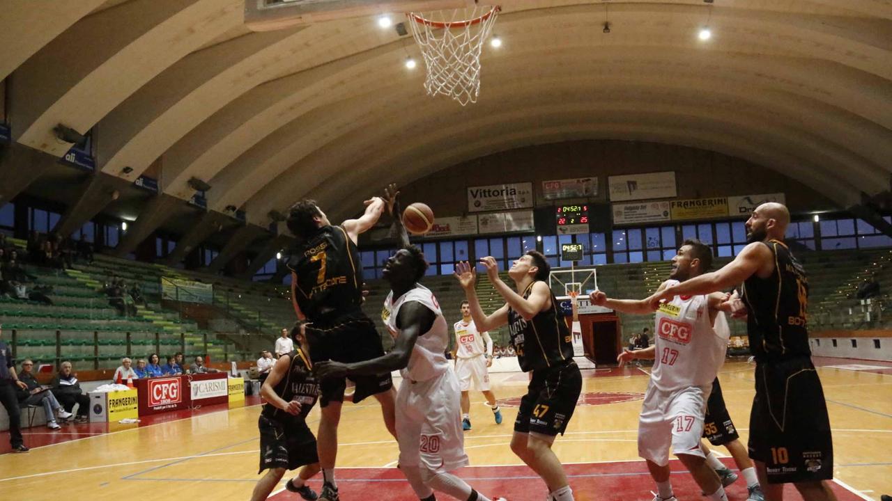 Un'azione di gioco del Bottegone Valentina's Pallacanestro (Pentafoto)