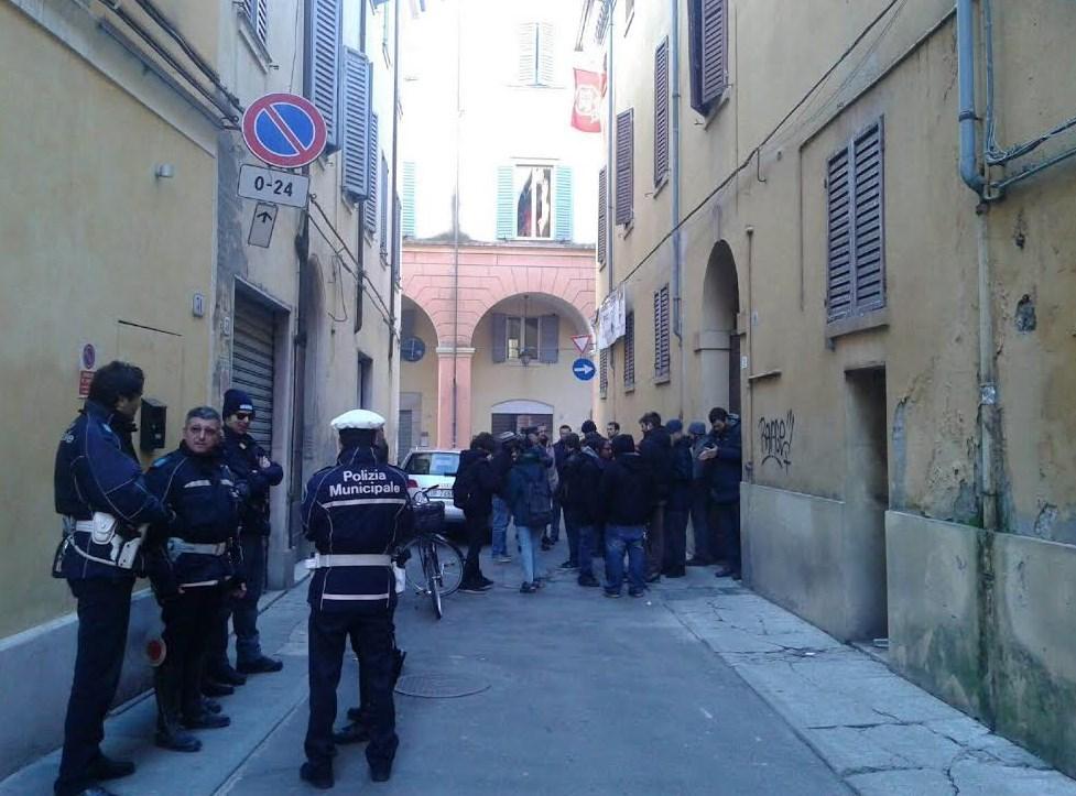Modena: lite vigili - autonomi, un agente ferito e un arresto