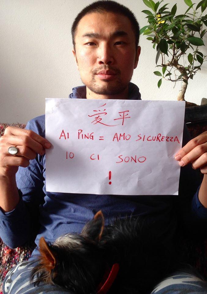L'attore Yang Shi col cartello di solidarietà alla cinese scippata