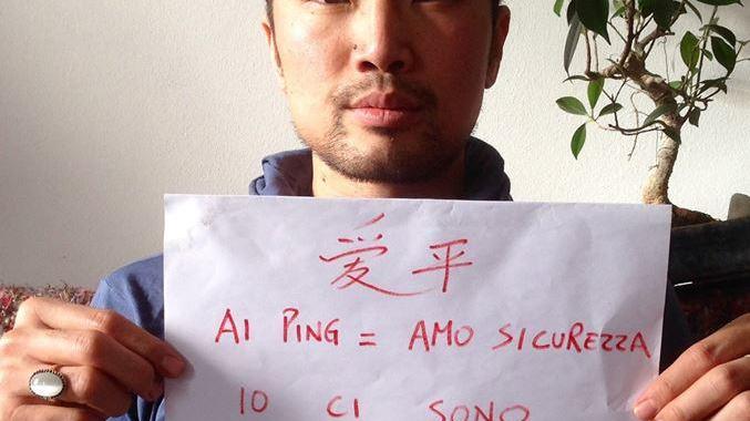 L'attore Yang Shi col cartello di solidarietà alla cinese scippata