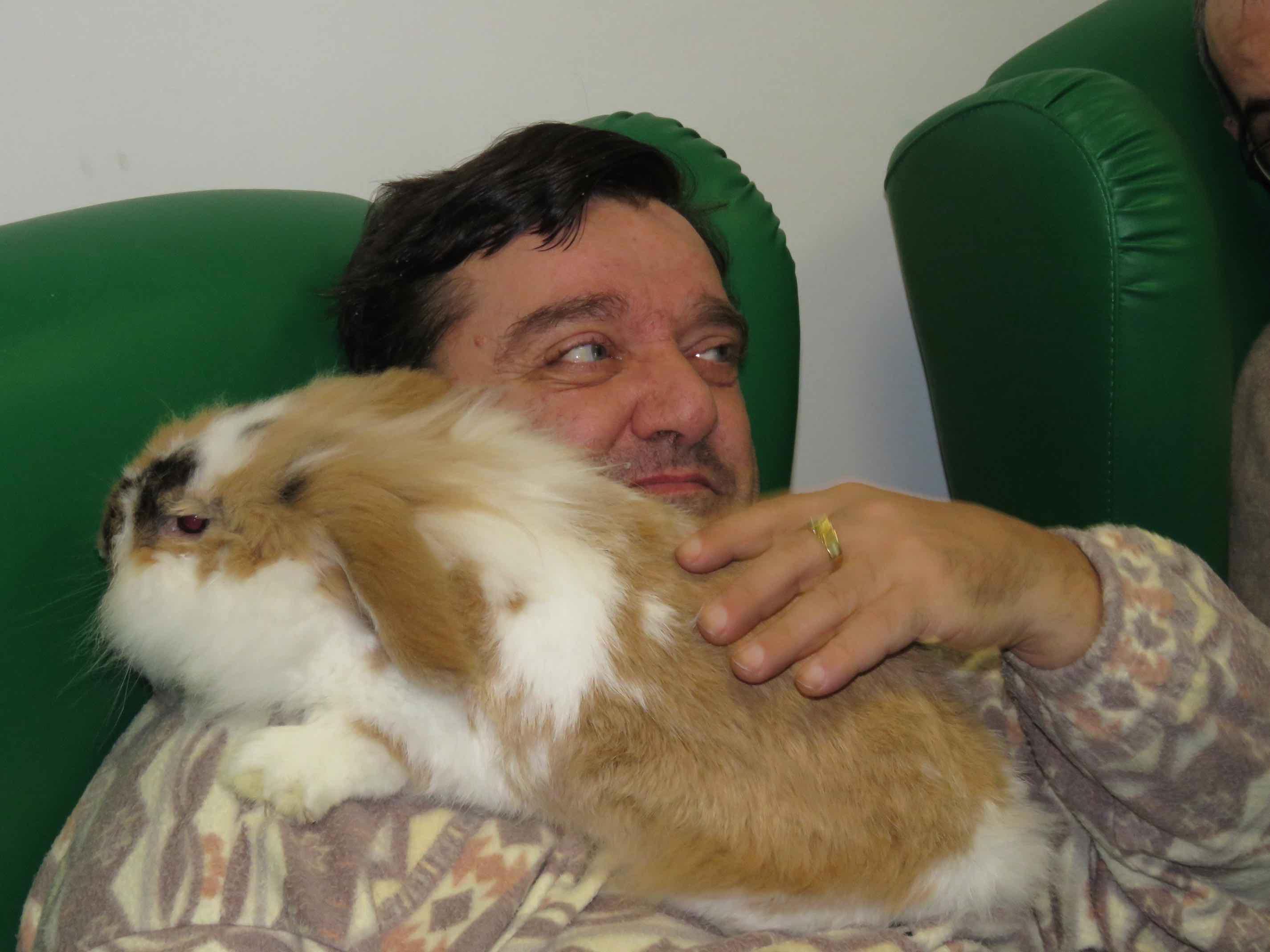 Un ospite della Cui con un coniglio in braccio