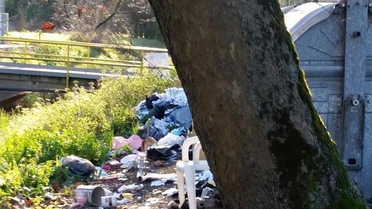 Rifiuti abbandonati in via del Brennero
