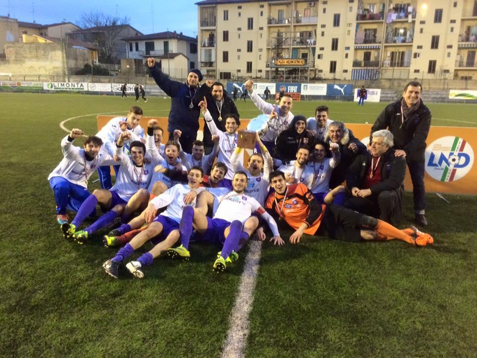 L'esultanza della Larcianese per la vittoria della Coppa Italia regionale (Foto Paolo Nucci)