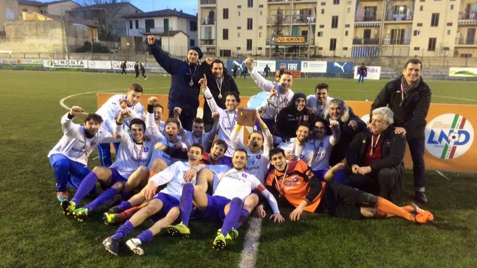 L'esultanza della Larcianese per la vittoria della Coppa Italia regionale (Foto Paolo Nucci)