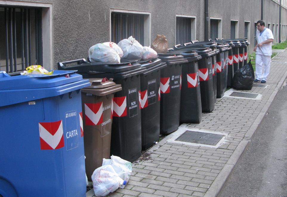 «Togliete dalla strada quei bidoni dei rifiuti» 
