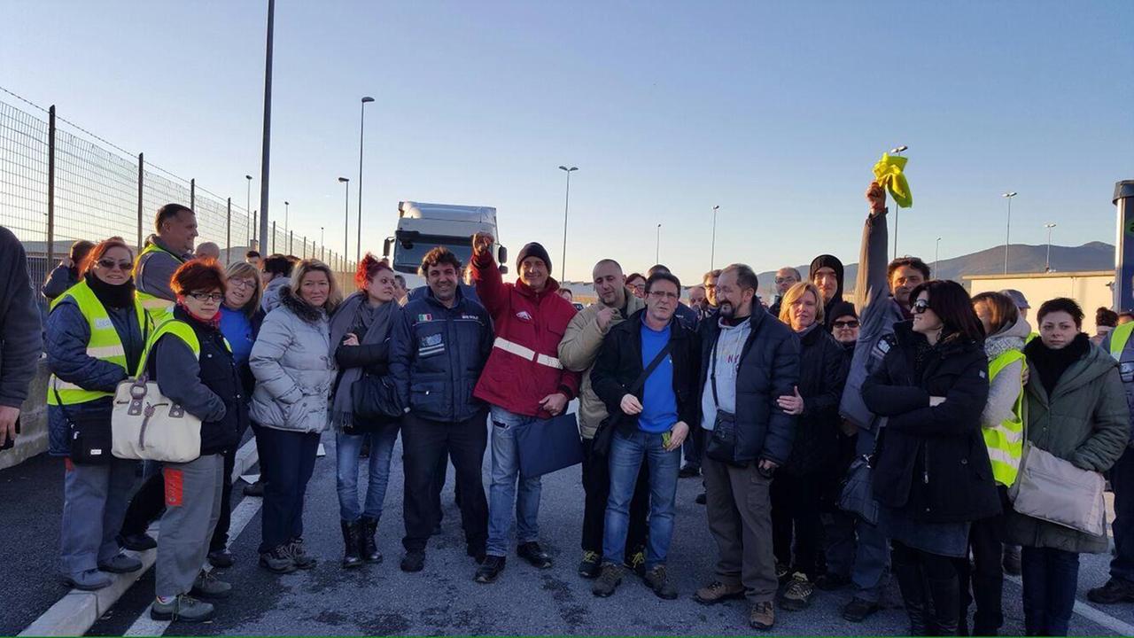 Lavoratori di Ceva, Dna, Sole e Piaggio durante lo sciopero al magazzino Piaggio