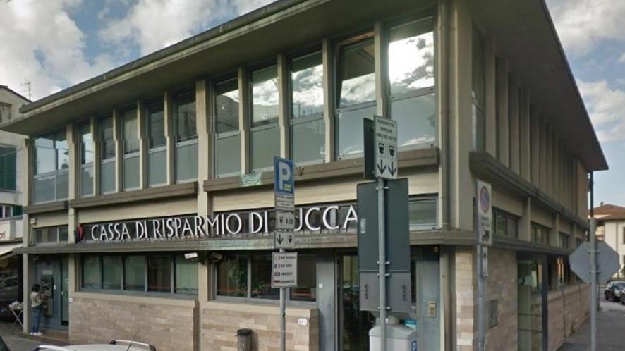 Armato di pistola tenta la rapina in banca