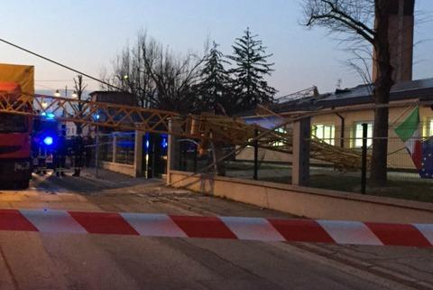 San Carlo, gru cade sulle elementari 