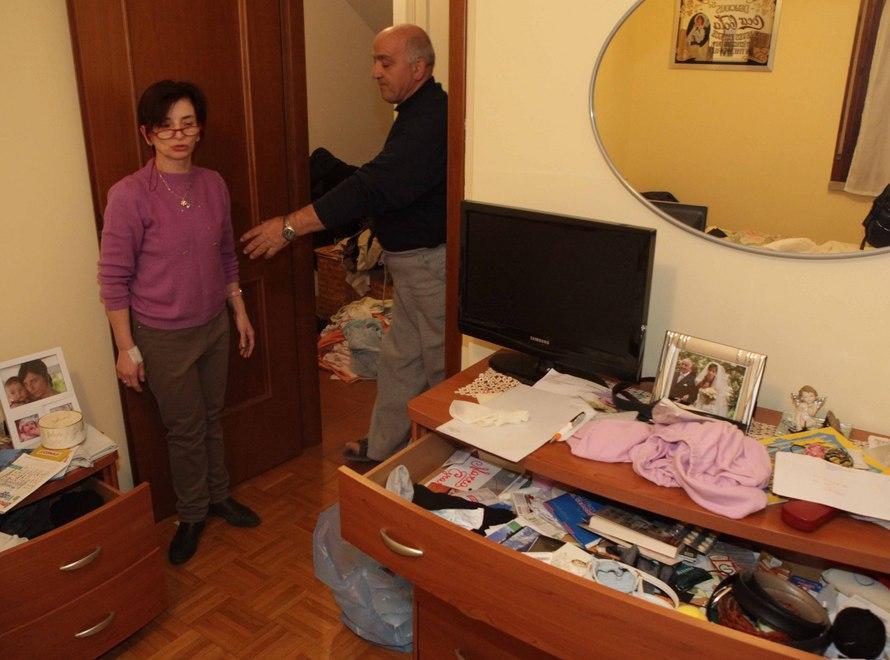 Trova i ladri in casa, lo minacciano con un coltello 