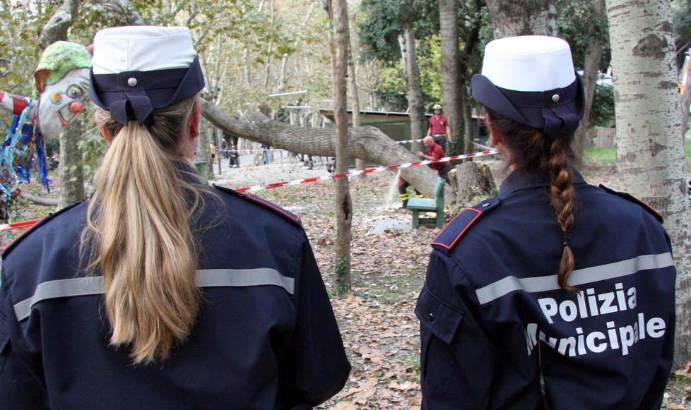 Cuoco picchia una vigilessa: dovrà pagarle i danni