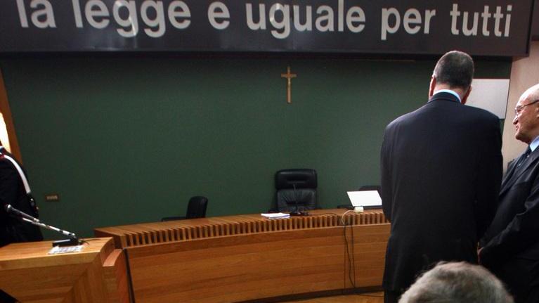 Prende i risparmi della zia di 93 anni: rischia processo