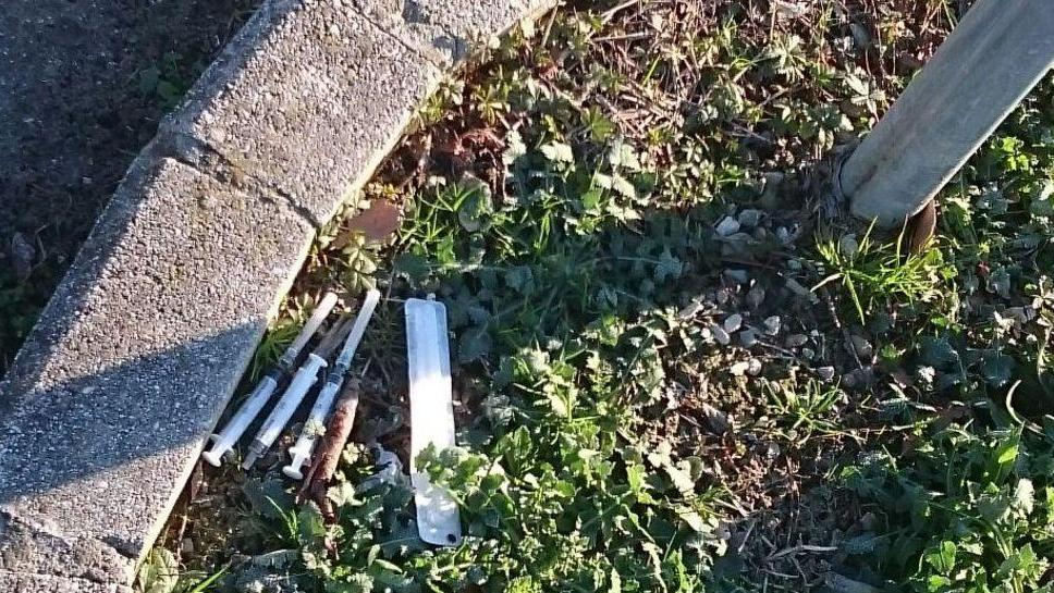 Siringhe abbandonate accanto al fontanello