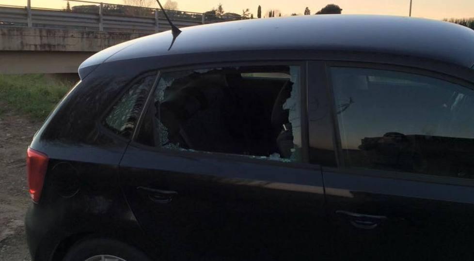 Spaccano i vetri e rubano nelle auto