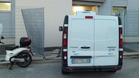 Furgone sfonda la sede dei vigili