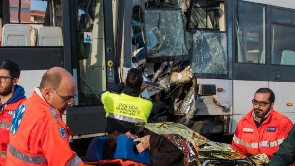 Scontro frontale, 85 feriti