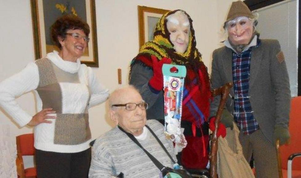 Calze e regali donati agli anziani 