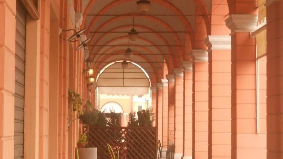 Gli archi che disegnano un tunnel