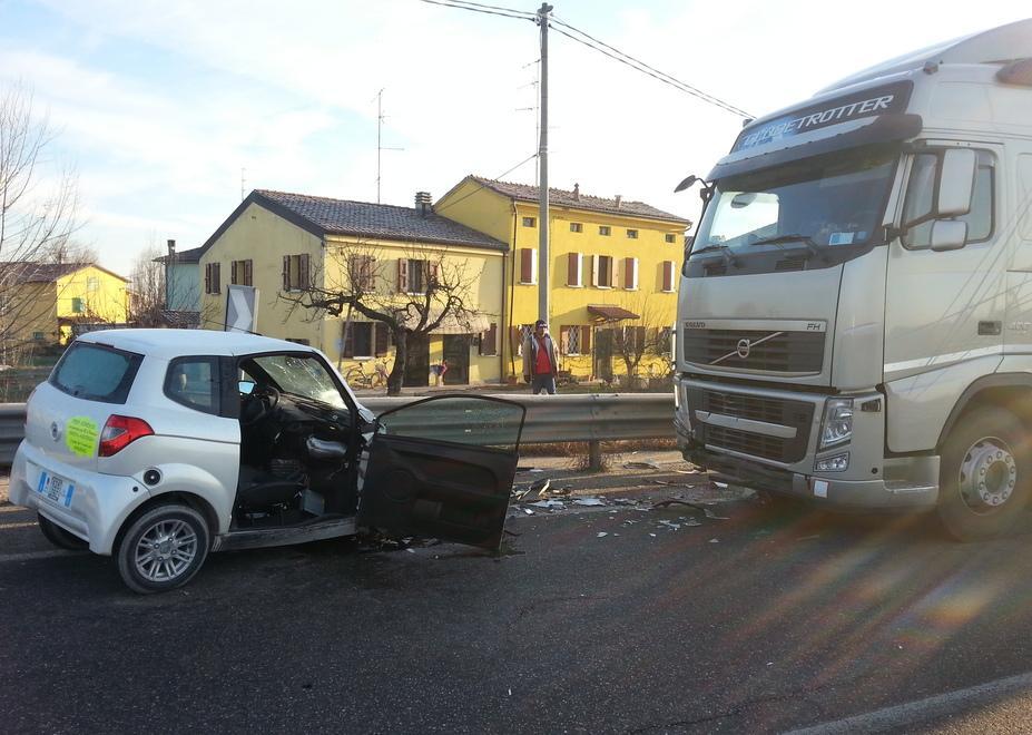 Minicar contro camion, donna grave 