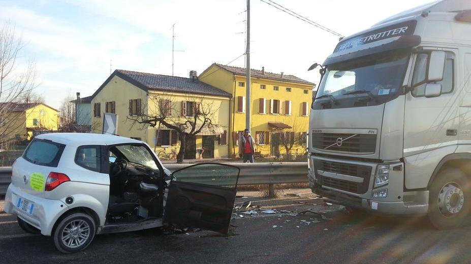 Minicar contro camion, donna grave