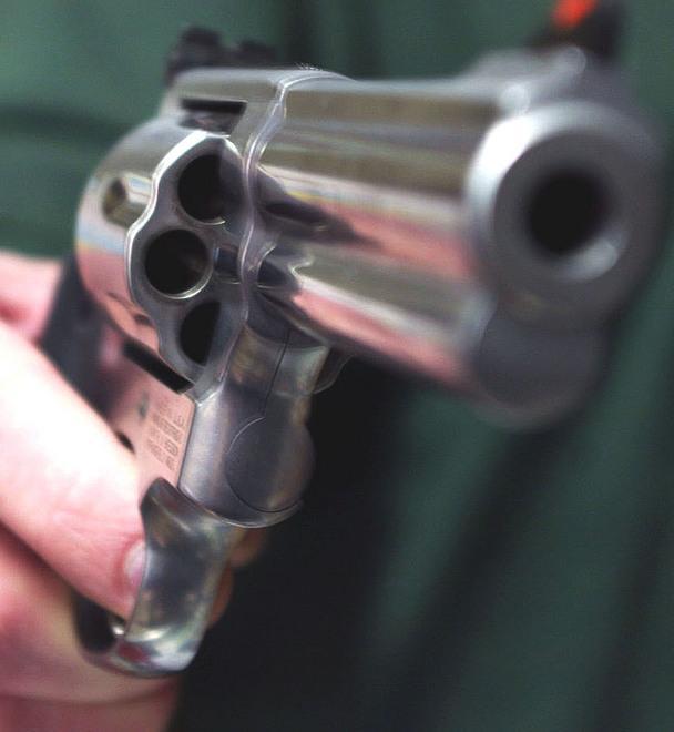 Pistola al petto dell’inquilina, denunciato 