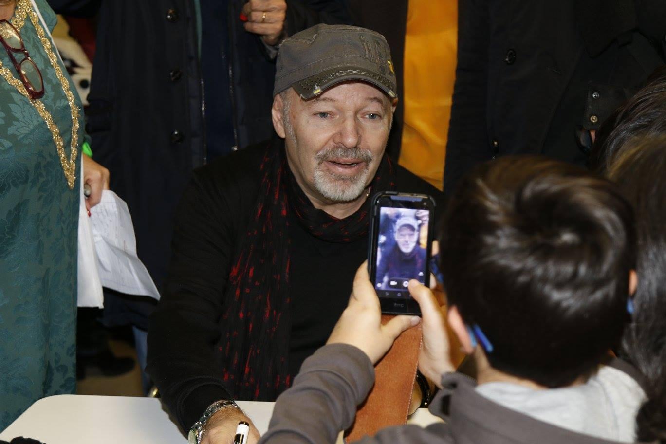 Vasco Rossi "primario del sorriso" tra i bambini dell'ospedale Rizzoli di Bologna