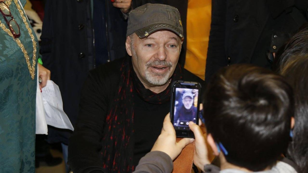 Vasco Rossi "primario del sorriso" tra i bambini dell'ospedale Rizzoli di Bologna