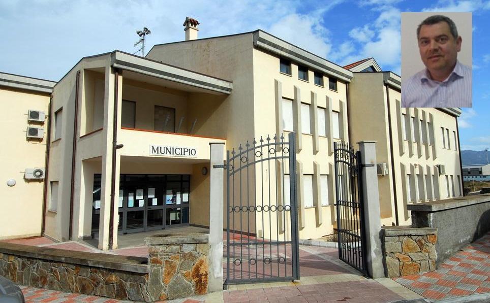 Il municipio di Orgosolo, nel riquadro il sindaco dionigi Deledda