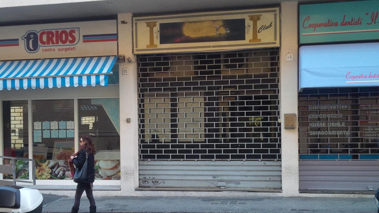 Il club davanti al mercato centrale