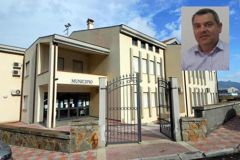 Il municipio di Orgosolo e, nelriquadro, il sindaco Deledda