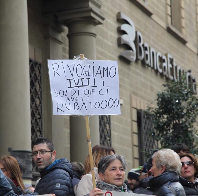 I risparmiatori sul piede di guerra, sfilano davanti a banca Etruria