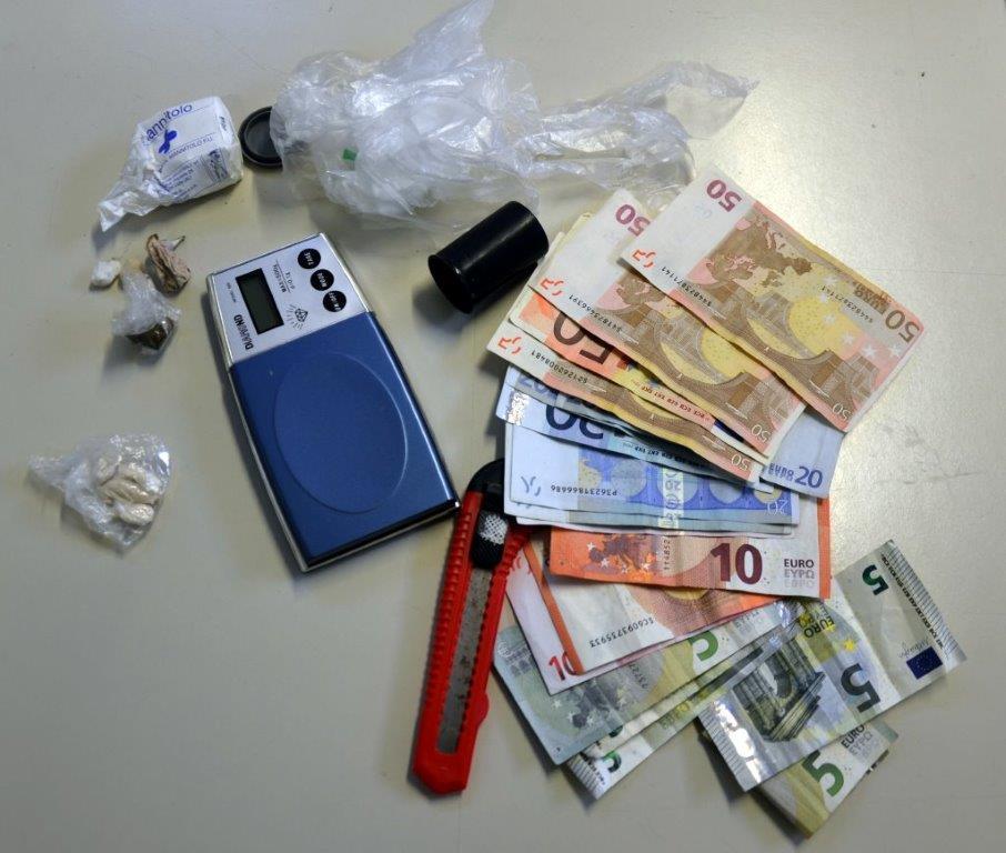 Soldi e droga sequestrati dalla polizia all'arrestata