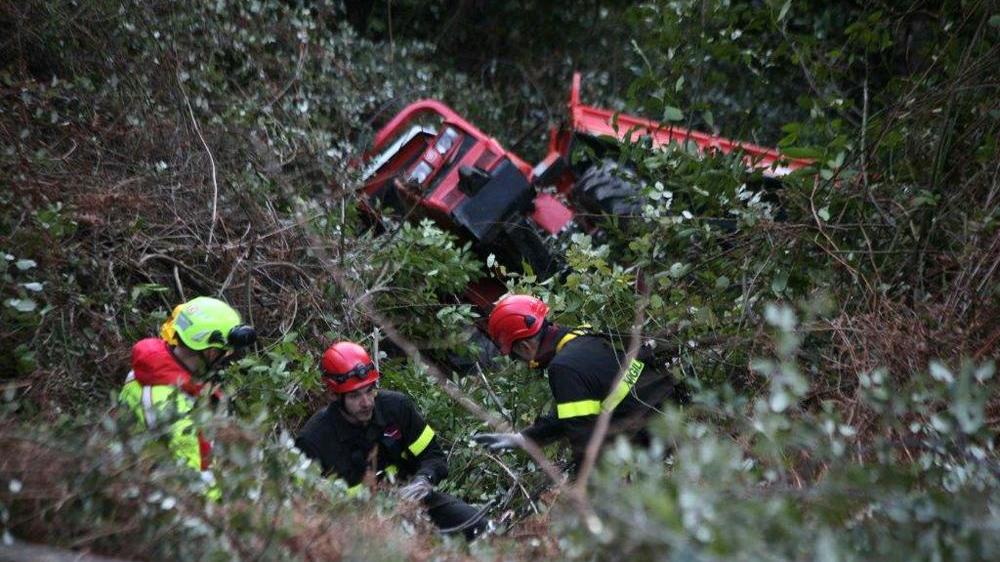 Finisce in un dirupo col trattore: morto padre di tre figli
