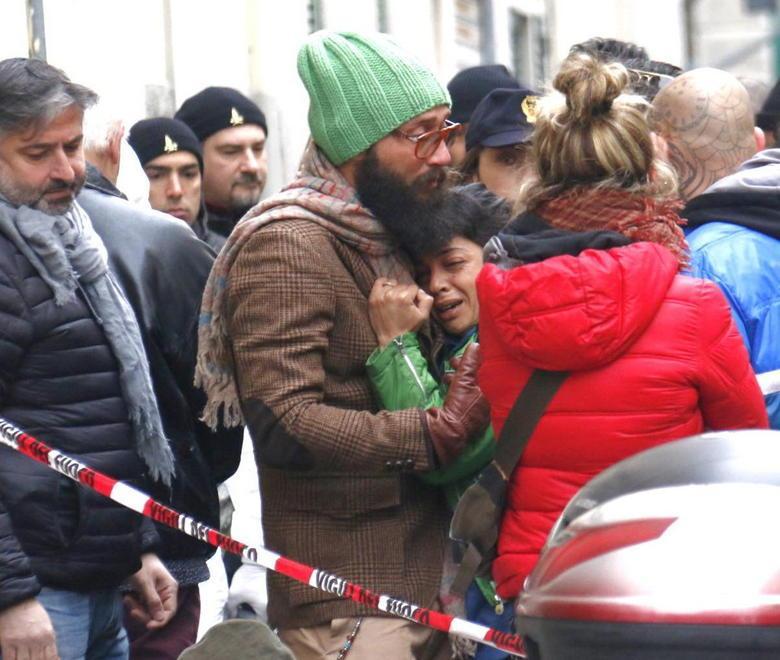 Muore a 37 anni soffocato nel rogo in casa, lo strazio degli amici tra urla e lacrime 