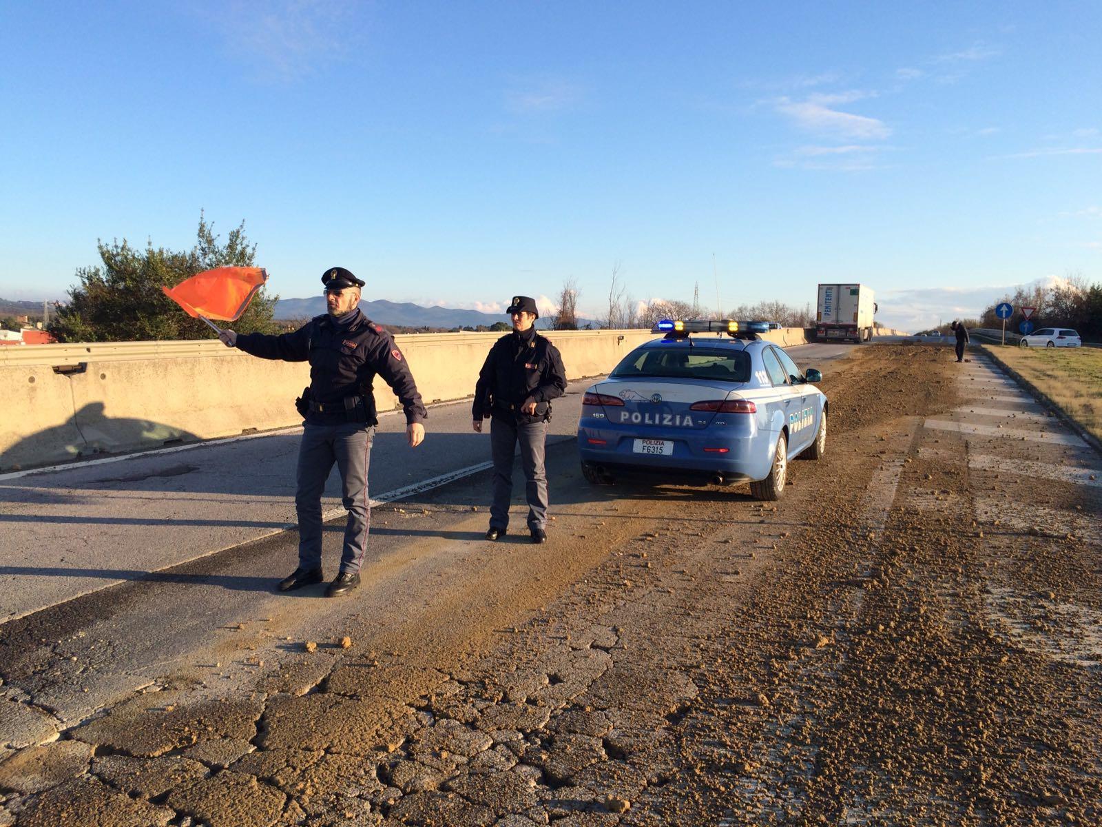 La pattuglia della polizia intervenuta per regolare la viabilità