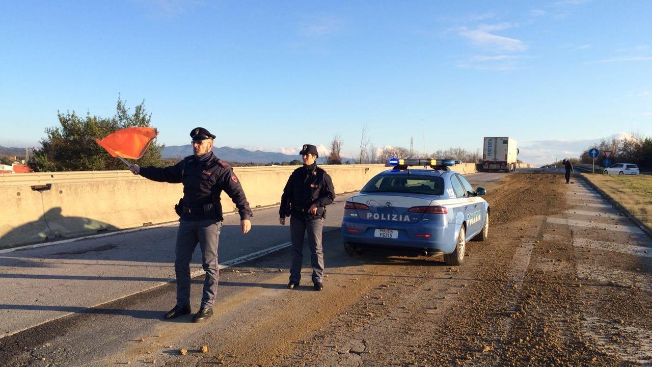 La pattuglia della polizia intervenuta per regolare la viabilità