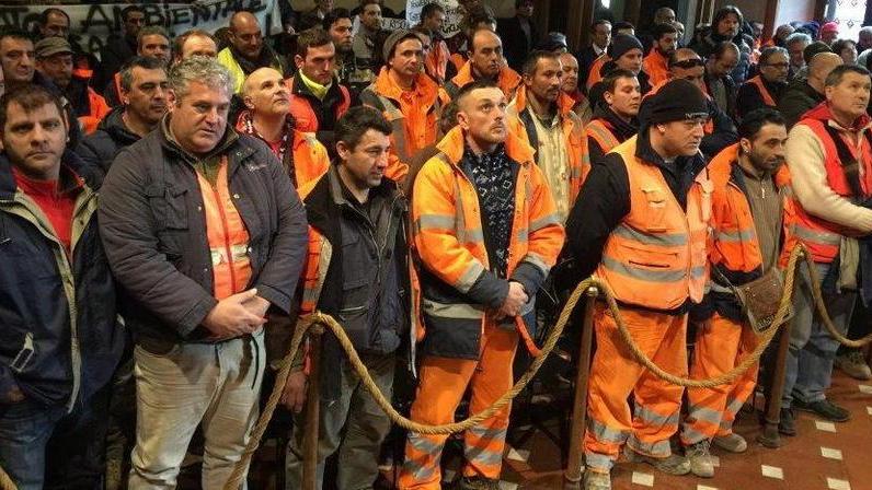 Gli operai Varvarito nell'aula consiliare