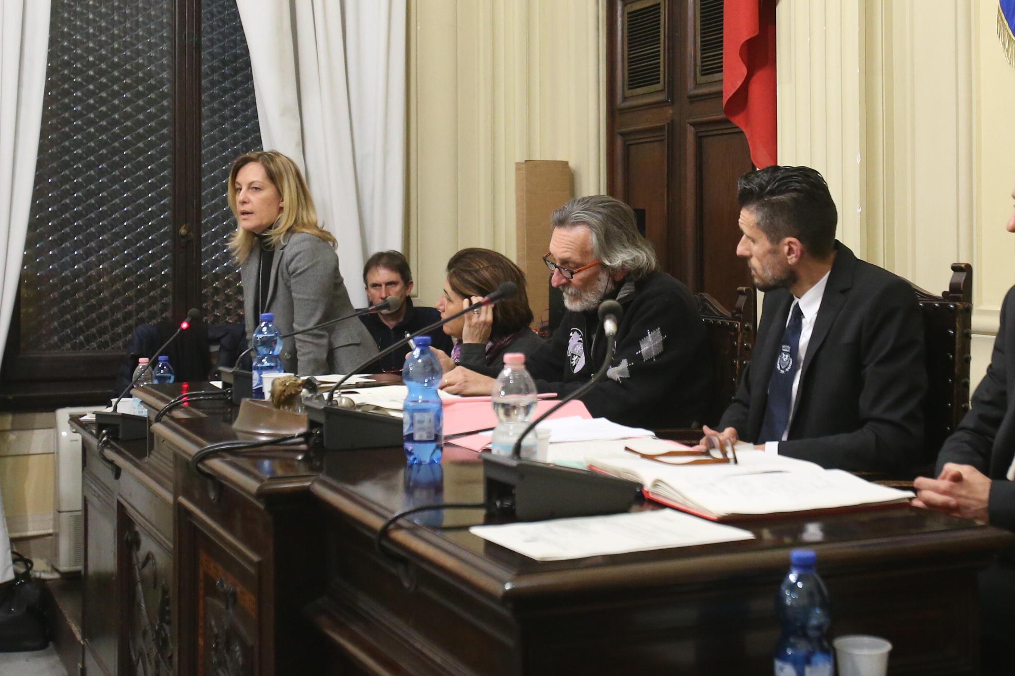 L’assessore regionale Federica Fratoni durante un consiglio straordinario sulle Terme (Foto Nucci)