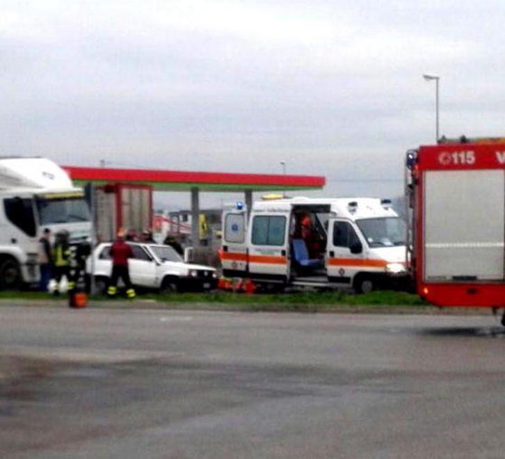 Ferito nell’auto che finisce contro un furgone in Fi-Pi-Li