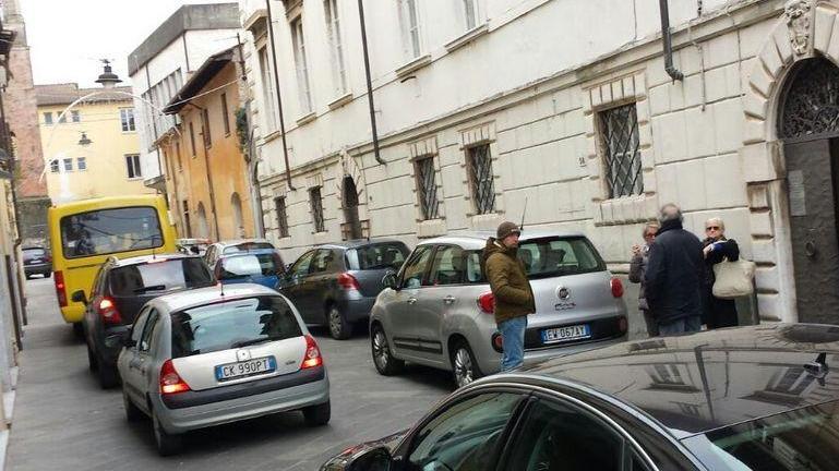 Sosta selvaggia davanti a scuola