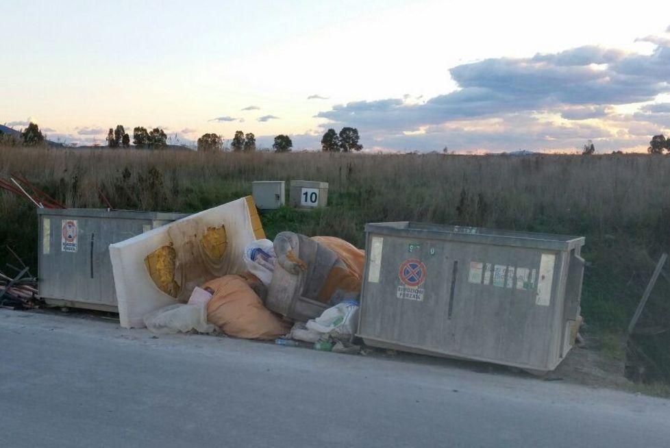 Spunta una discarica davanti alle Strillaie