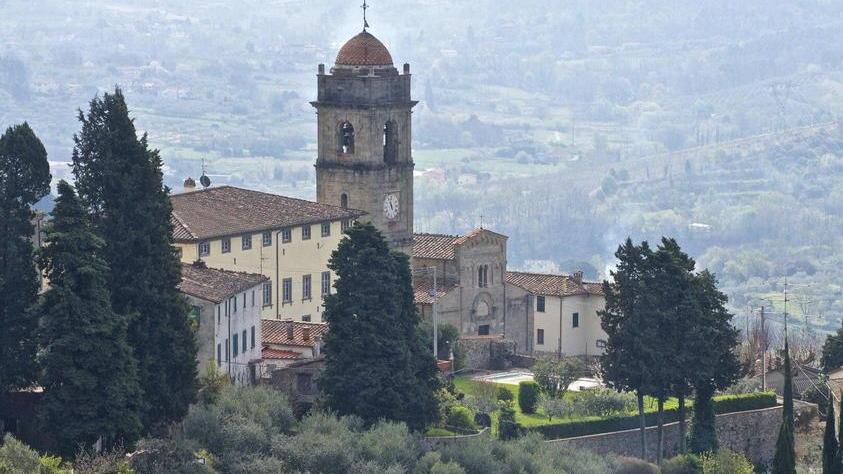 Riapre la Pieve con la statua di Leonardo