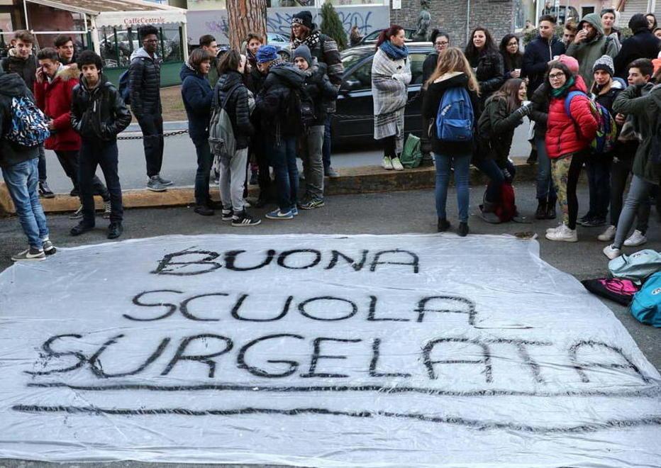 Istituto d’arte al gelo, gli alunni protestano con coperte e tè caldo 