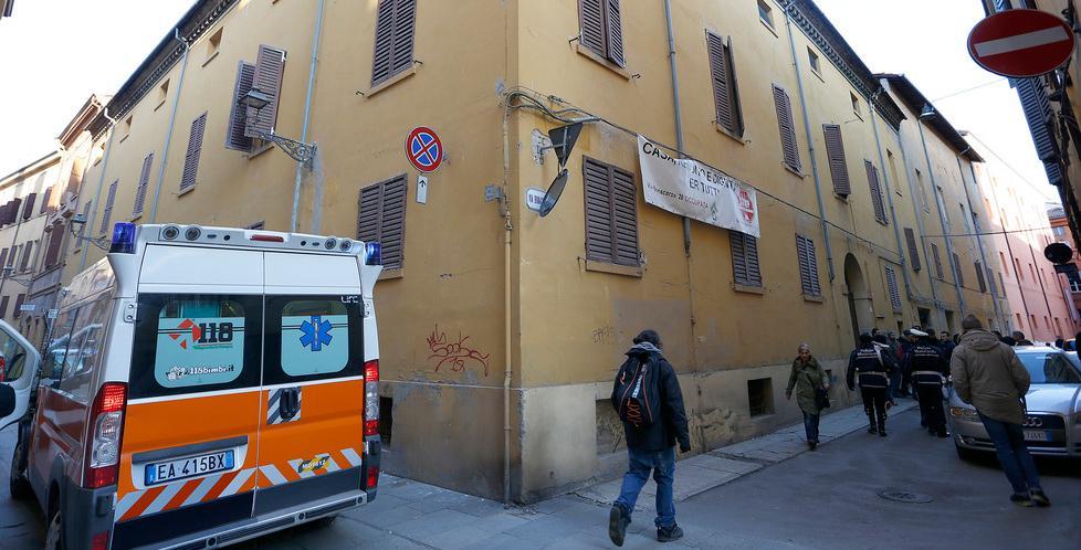 Scontro con gli autonomi: vigile ferito e un arresto 