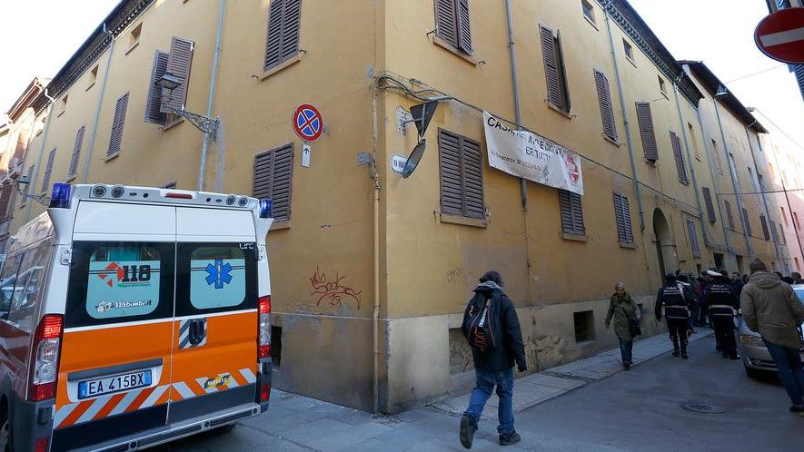 Scontro con gli autonomi: vigile ferito e un arresto