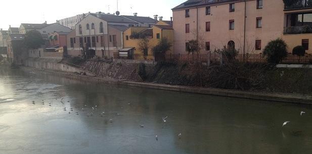 Sottozero, lastra di ghiaccio sul Volano 