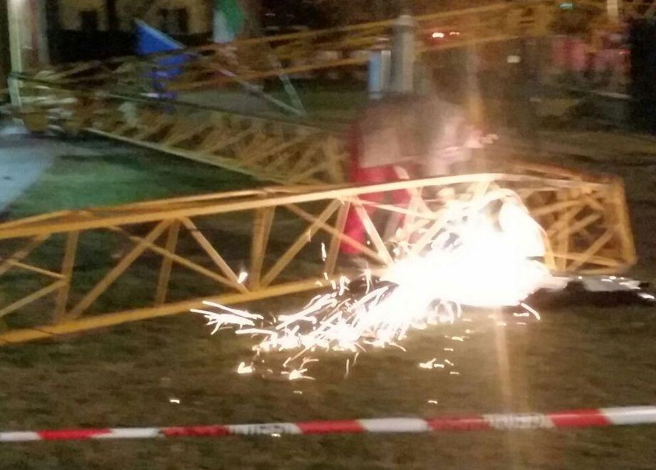La gru del cantiere si abbatte sulla scuola 