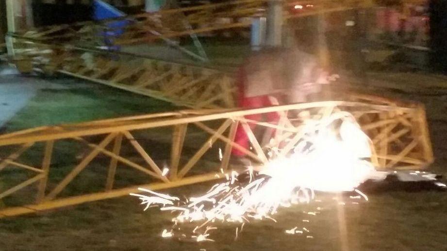 La gru del cantiere si abbatte sulla scuola