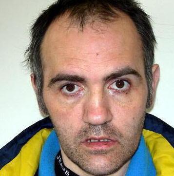 Ruba dentro l’Aci e lascia sul posto sangue e documenti 