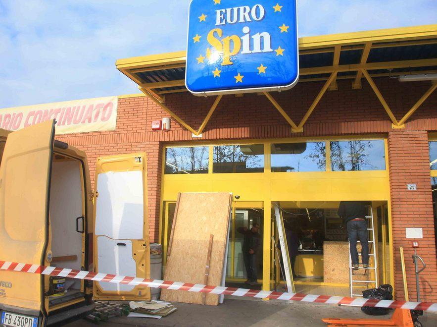 Con l’auto ariete a caccia della cassaforte 